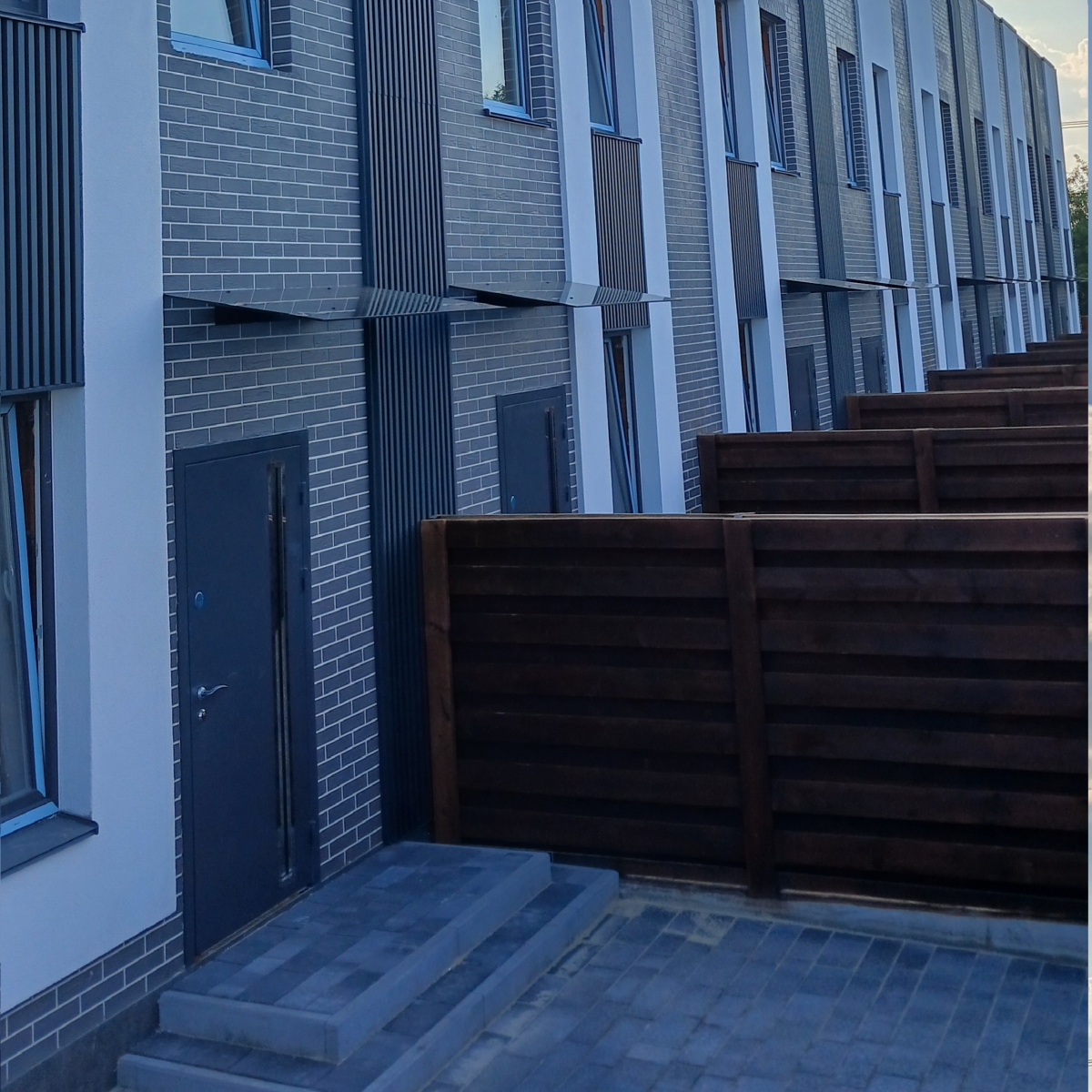 Стеклянный навес для таунхаусов на кронштейнах из графитового стекла — Artà