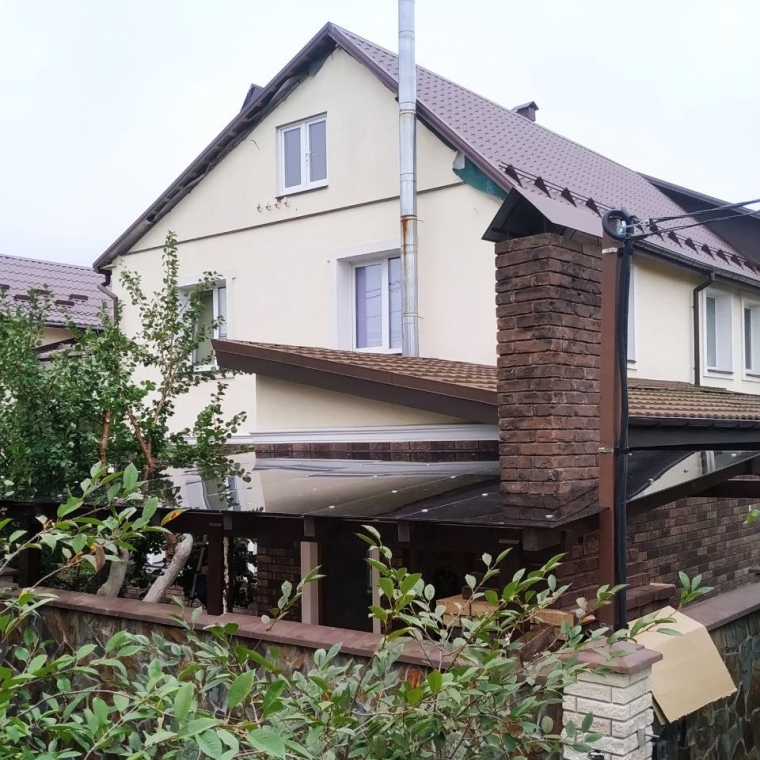 Стеклянный навес на деревянном каркасе из графитового триплекса 5.15 с обходом дымохода — Sansepolcro Стеклянный навес на деревянном каркасе из графитового триплекса 5.15 с обходом дымохода — Sansepolcro