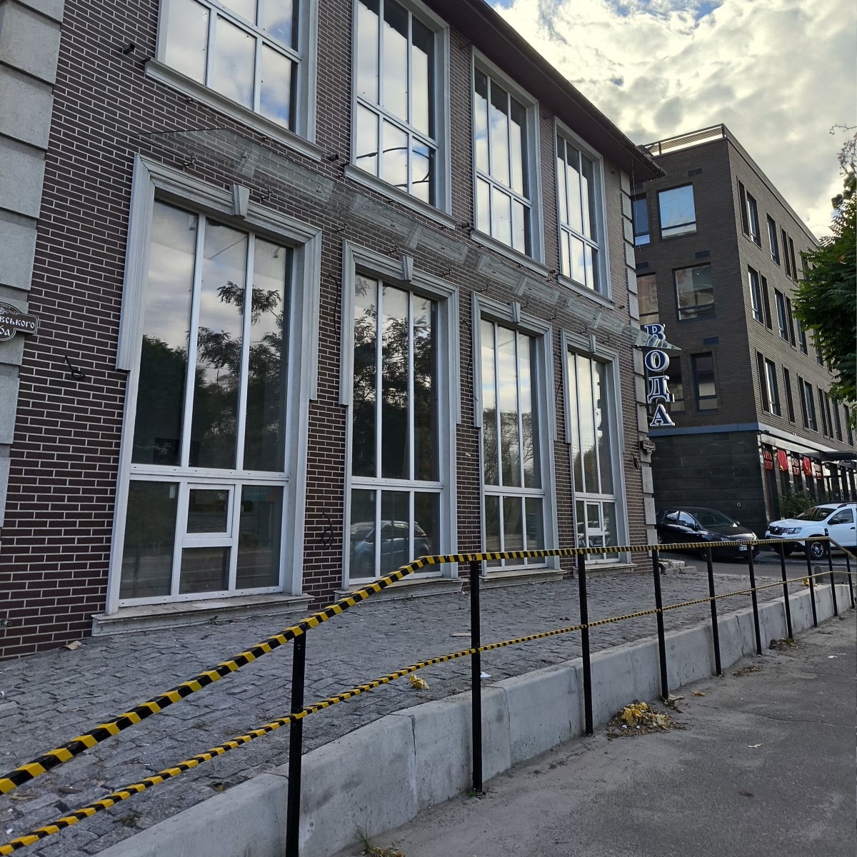 Стеклянный навес для коммерческого помещения «Новая Почта» из триплекса 6.16 на вантах длиной 10 м — Ravenna