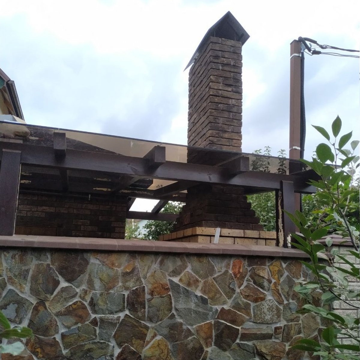 Стеклянный навес на деревянном каркасе из графитового триплекса 5.15 с обходом дымохода — Sansepolcro