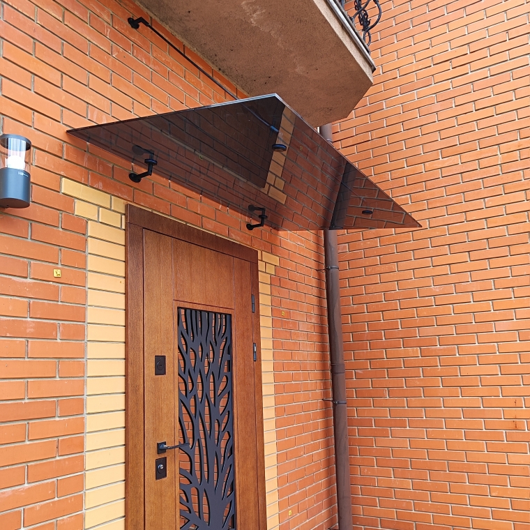 Стеклянный козырёк над входом из графитового стекла с чёрной матовой фурнитурой — Sulmona Стеклянный козырёк над входом из графитового стекла с чёрной матовой фурнитурой — Sulmona