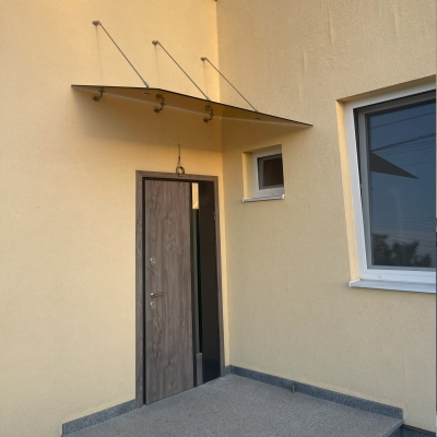 Стеклянный навес над частным домом из бронзового стекла на вантах — Nardò