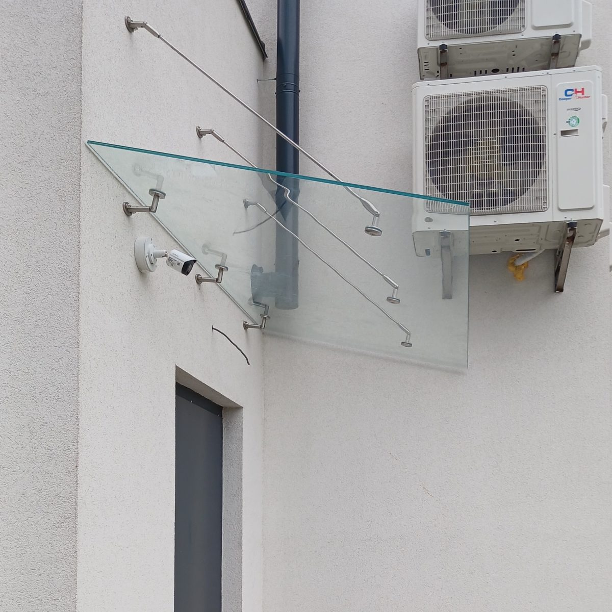 Стеклянный навес над входом на вантах из прозрачного стекла — Spello