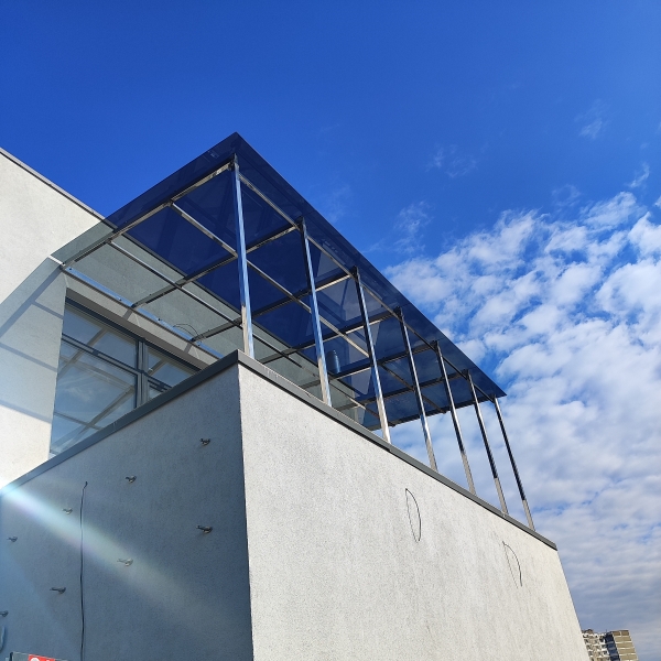 Стеклянный навес Thermostars из графитового триплекса на каркасе из нержавеющей стали — Fermo