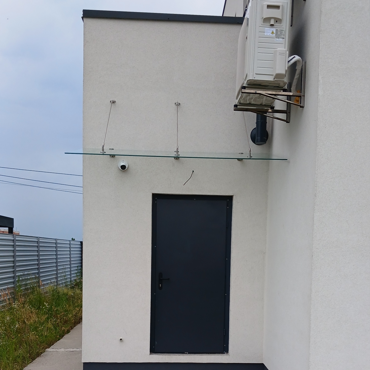 Стеклянный навес над входом на вантах из прозрачного стекла — Spello