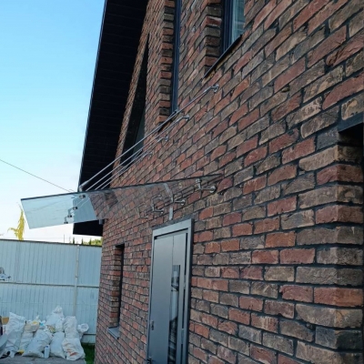 Стеклянный навес на вантах для частного дома из прозрачного стекла, крепление к кирпичу — Urbino