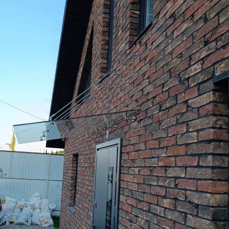 Стеклянный навес на вантах для частного дома из прозрачного стекла, крепление к кирпичу — Urbino Стеклянный навес на вантах для частного дома из прозрачного стекла, крепление к кирпичу — Urbino