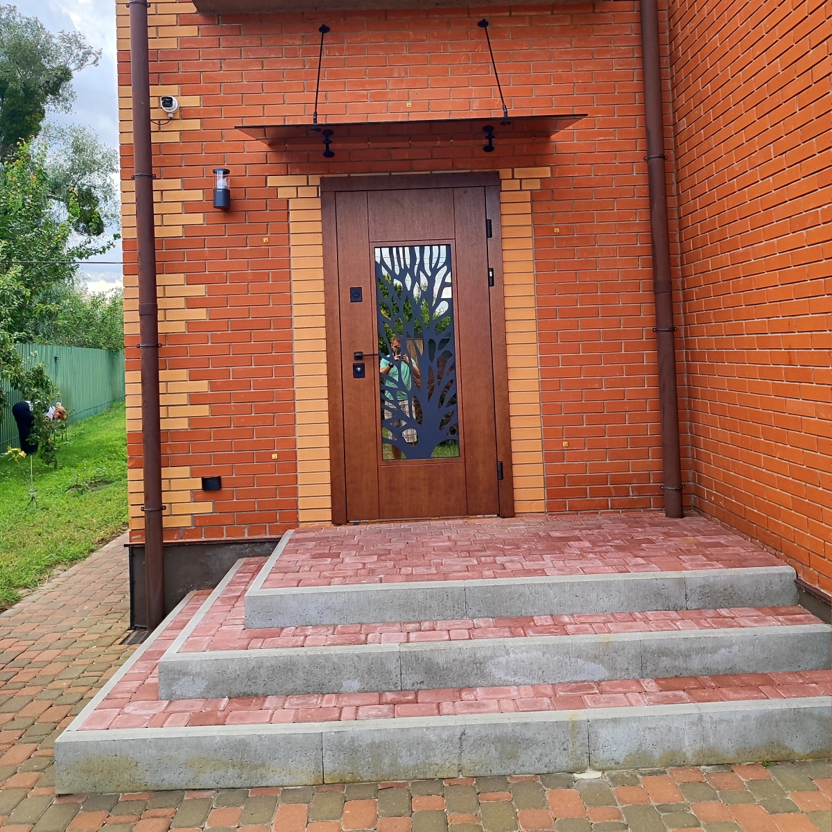 Стеклянный козырёк над входом из графитового стекла с чёрной матовой фурнитурой — Sulmona