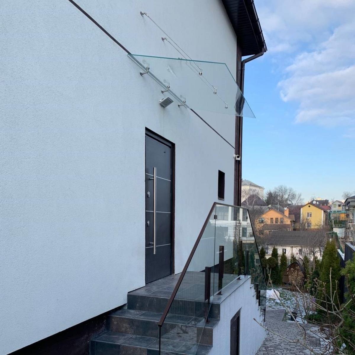 Стеклянный навес над крыльцом из прозрачного триплекса на вантах — Atri