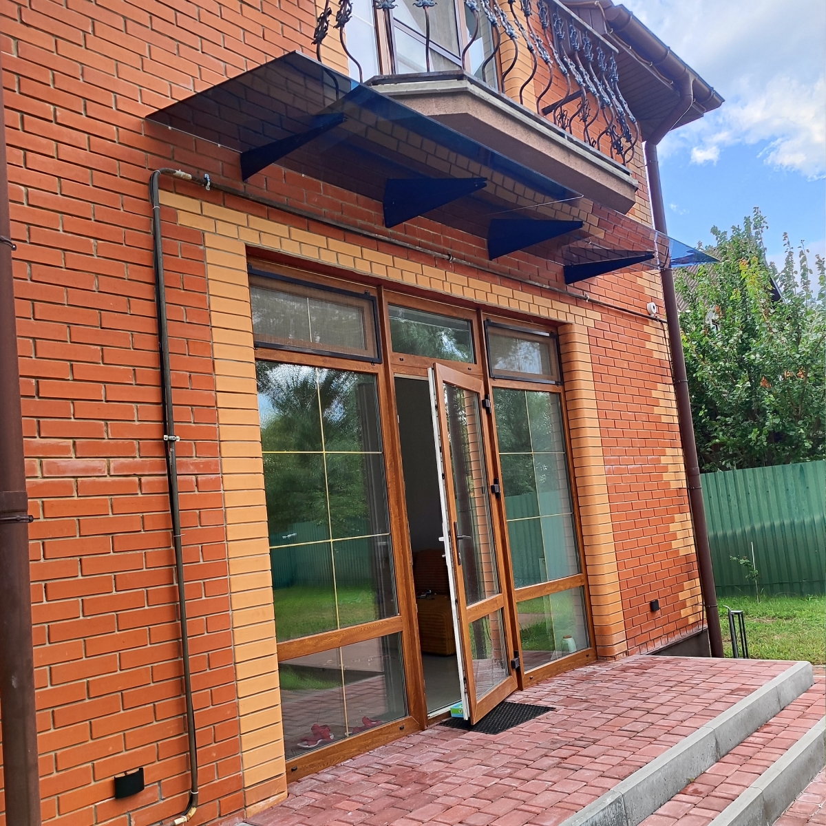 Лофт-навес над входом из двух частей на чёрных кронштейнах — Bosa