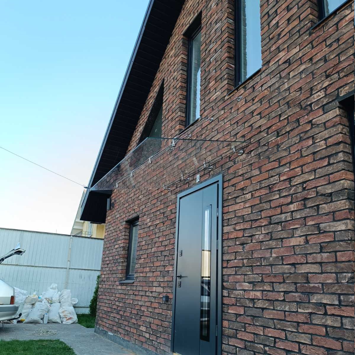 Стеклянный навес на вантах для частного дома из прозрачного стекла, крепление к кирпичу — Urbino