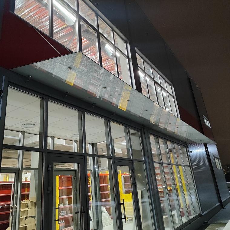 Двойной стеклянный навес над торговым залом длиной 11 м из нескольких секций — Vicenza Двойной стеклянный навес над торговым залом длиной 11 м из нескольких секций — Vicenza