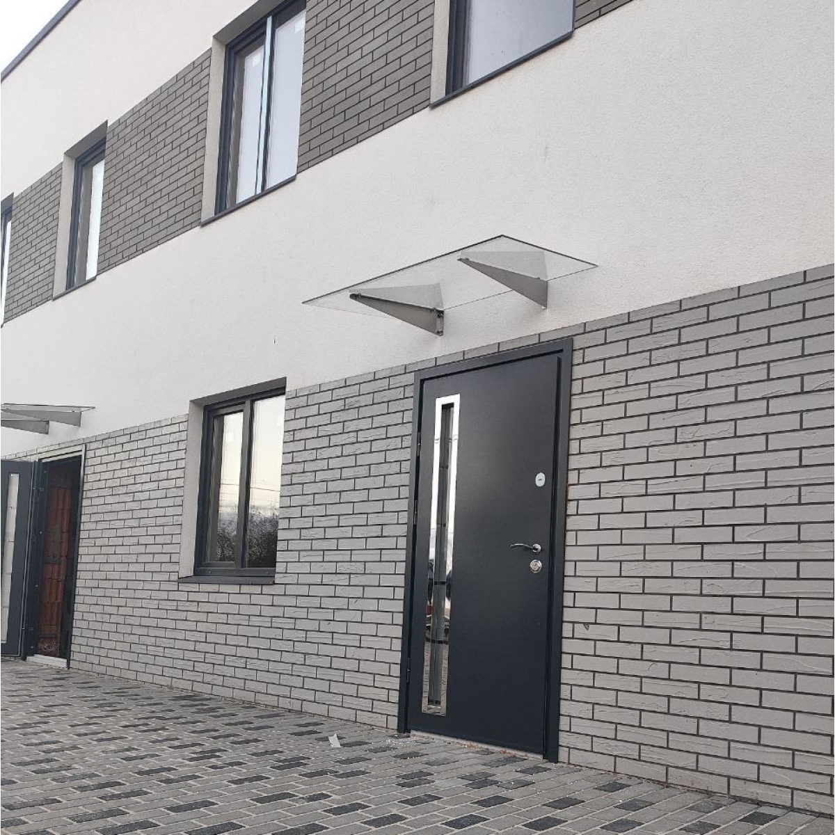 Скло над вхідними дверима. Навіс зі скла.