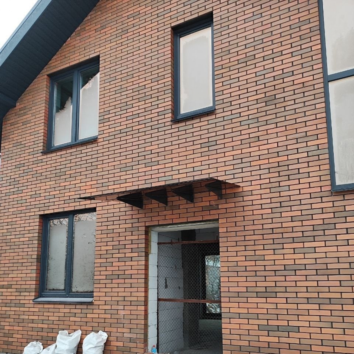 Навес стеклянный на кронштейнах. Козырек из стекла.