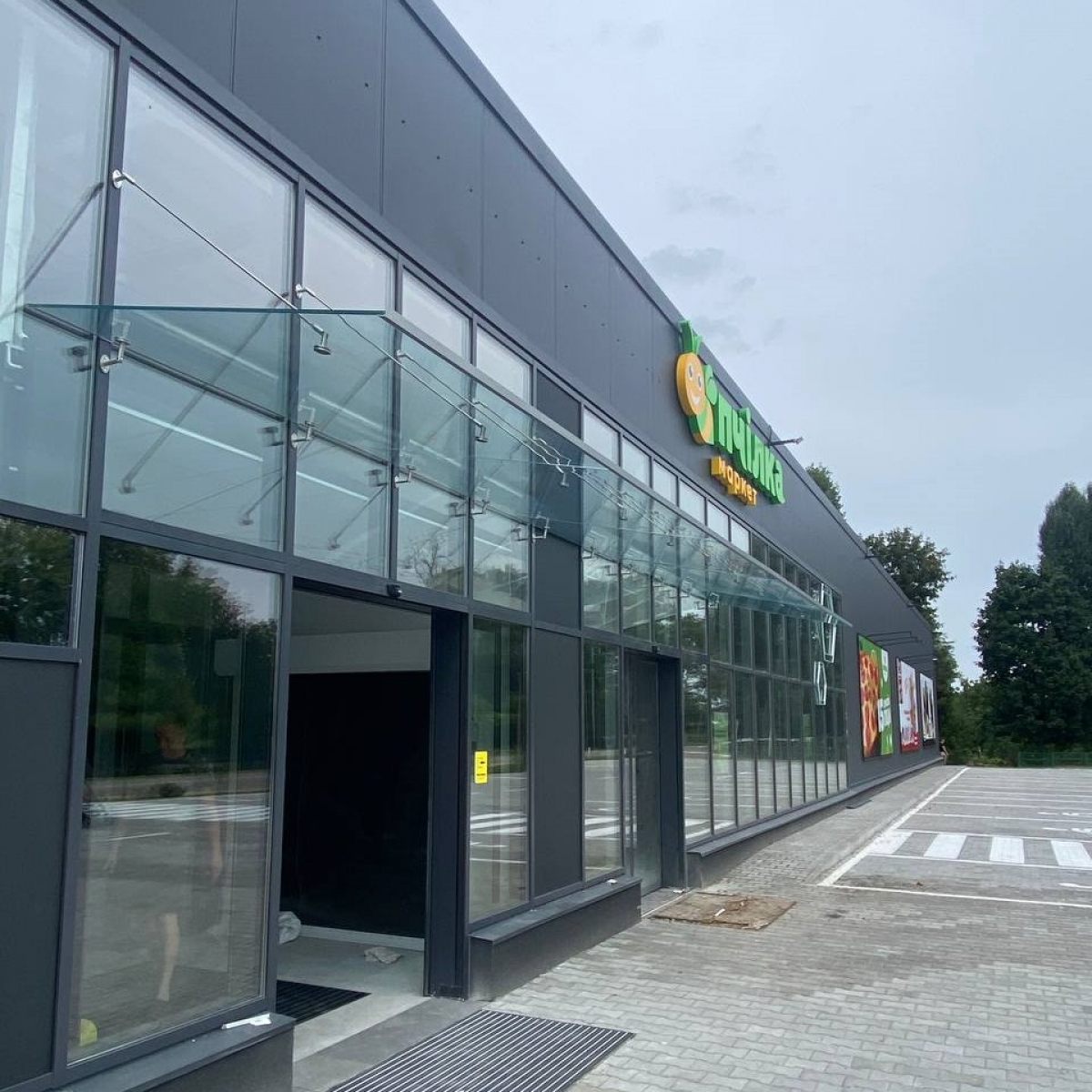 Скло навіс на фасад будівлі. Козирок зі скла над ганком. Дах скло. №016026