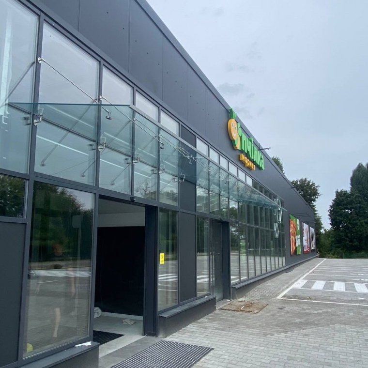 Скло навіс на фасад будівлі. Козирок зі скла над ганком. Дах скло. №016026