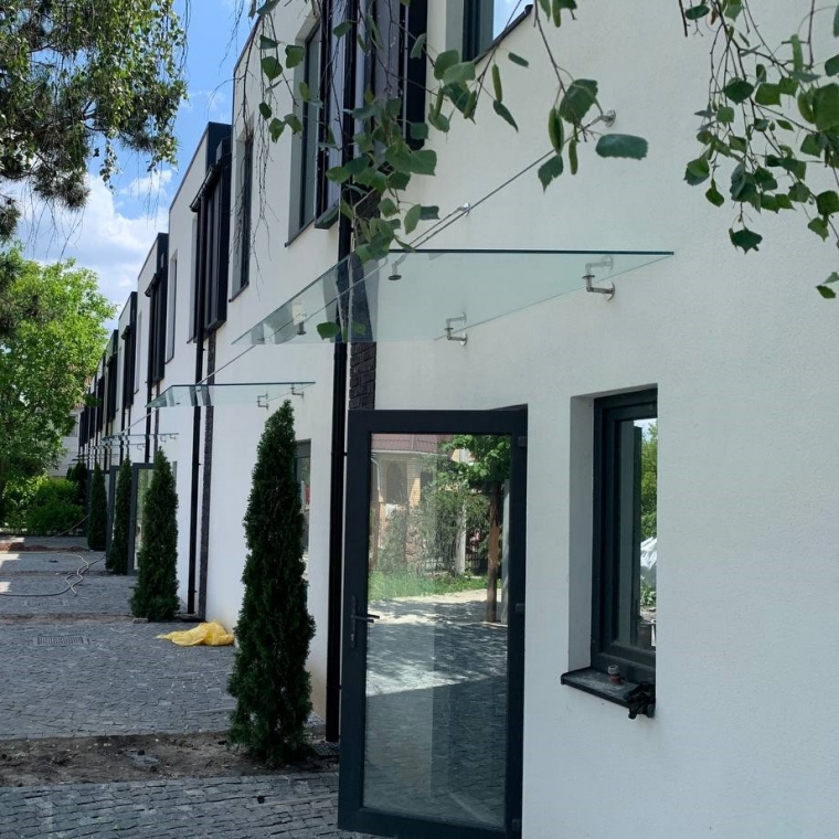 Скло над вхідними дверима. Навіс зі скла. Скло над вхідними дверима. Навіс зі скла.