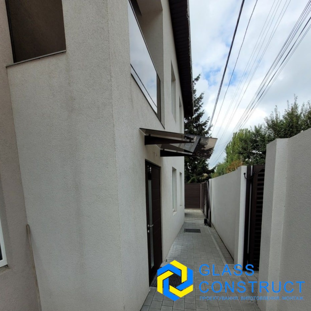 Навес стеклянный на кронштейнах. Козырек из стекла.