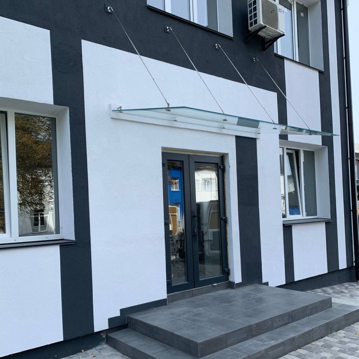 Козирок скляний, навіс.