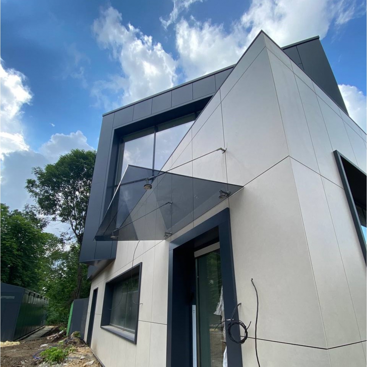 Скло навіс для машини. Козирок зі скла над входом. Дах скляний для стоянки № 016024