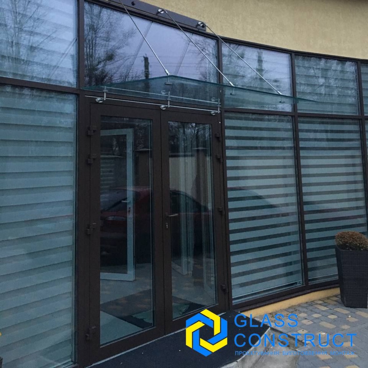 Скло навіс для машини. Козирок зі скла над входом. Дах скляний для стоянки № 016024