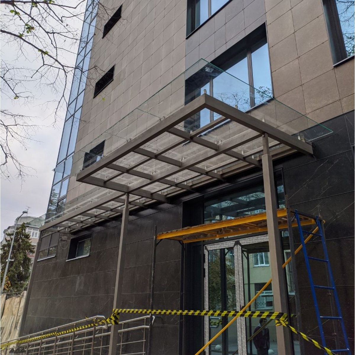 Скло навіс для машини. Козирок зі скла над входом. Дах скляний для стоянки № 016024 Скло навіс для машини. Козирок зі скла над входом. Дах скляний для стоянки № 016024