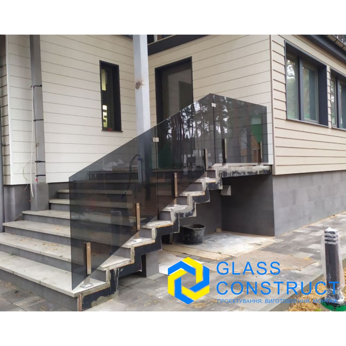 Скляні огорожі, поручні для сходів на стійках № 015019