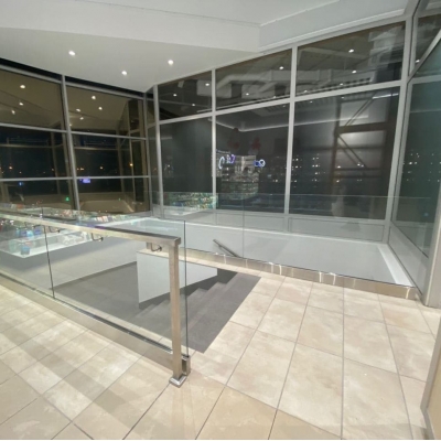 Скляні огорожі, поручні для сходів на профілі, шині.