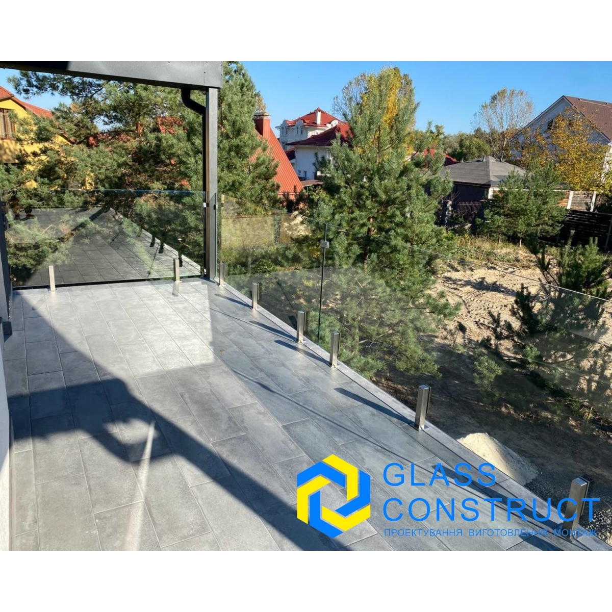 Скляні огорожі, скляні поручні та поручні.