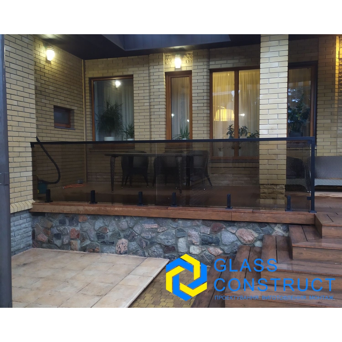 Лофт огорожі. Скляні поручні в чорному кольорі. Lоft скло огорожі.