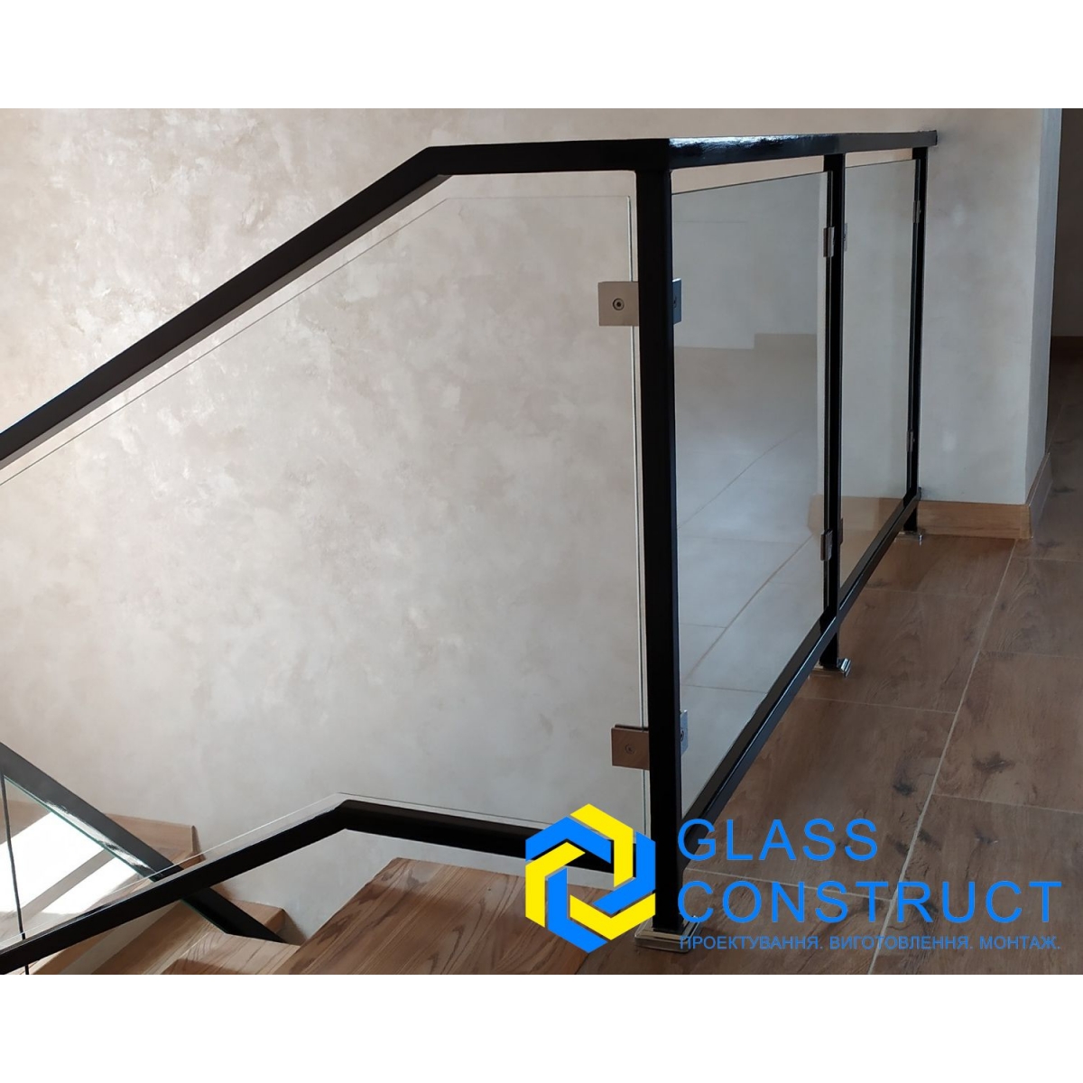 Лофт огорожі. Скляні поручні в чорному кольорі. Lоft скло огорожі.