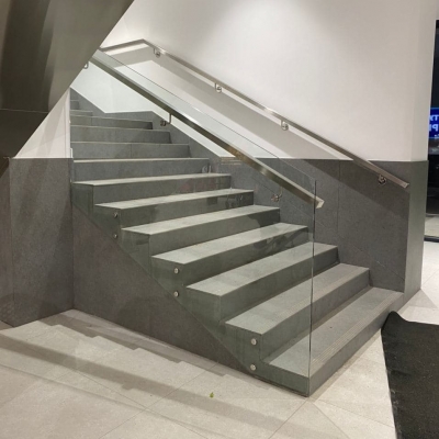 Скляні огорожі, перила для сходів на точковому кріпленні збоку (торця). №015018