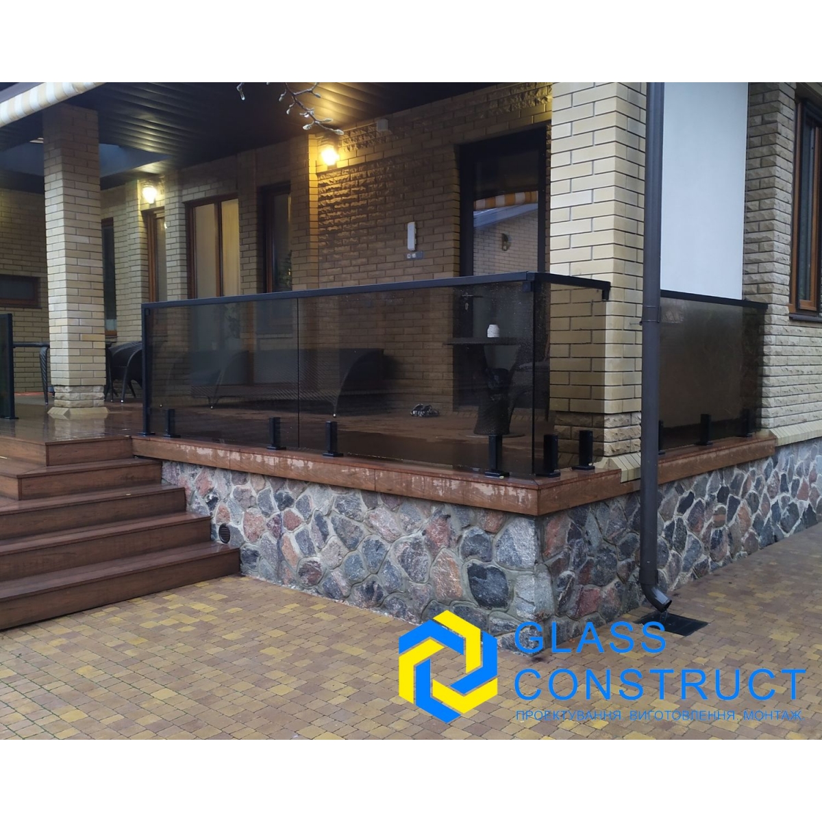 Лофт огорожі. Скляні поручні в чорному кольорі. Lоft скло огорожі.