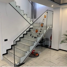 Лофт огорожі. Скляні поручні в чорному кольорі. Lоft скло огорожі.