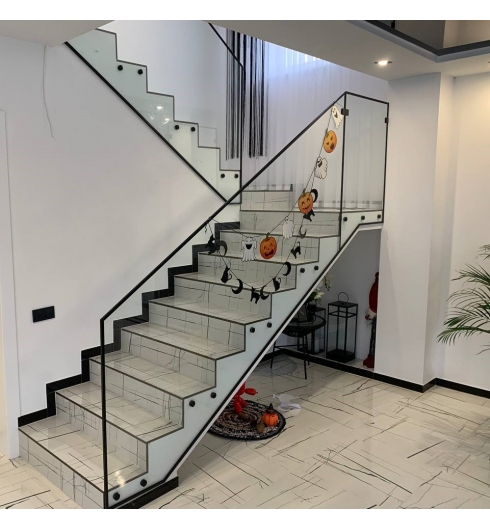 Лофт огорожі. Скляні поручні в чорному кольорі. Lоft скло огорожі. Лофт огорожі. Скляні поручні в чорному кольорі. Lоft скло огорожі.