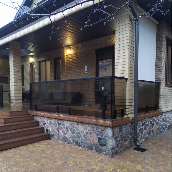 Огородження зі скла. бронза. графіт. Матове. Прозоре. Чорне. Біле.