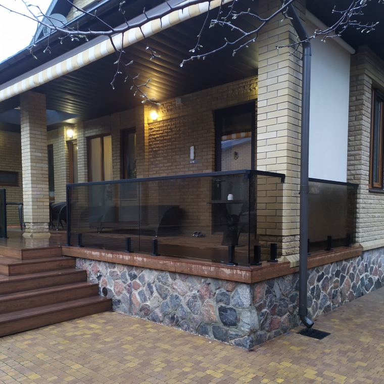 Огородження зі скла. бронза. графіт. Матове. Прозоре. Чорне. Біле.