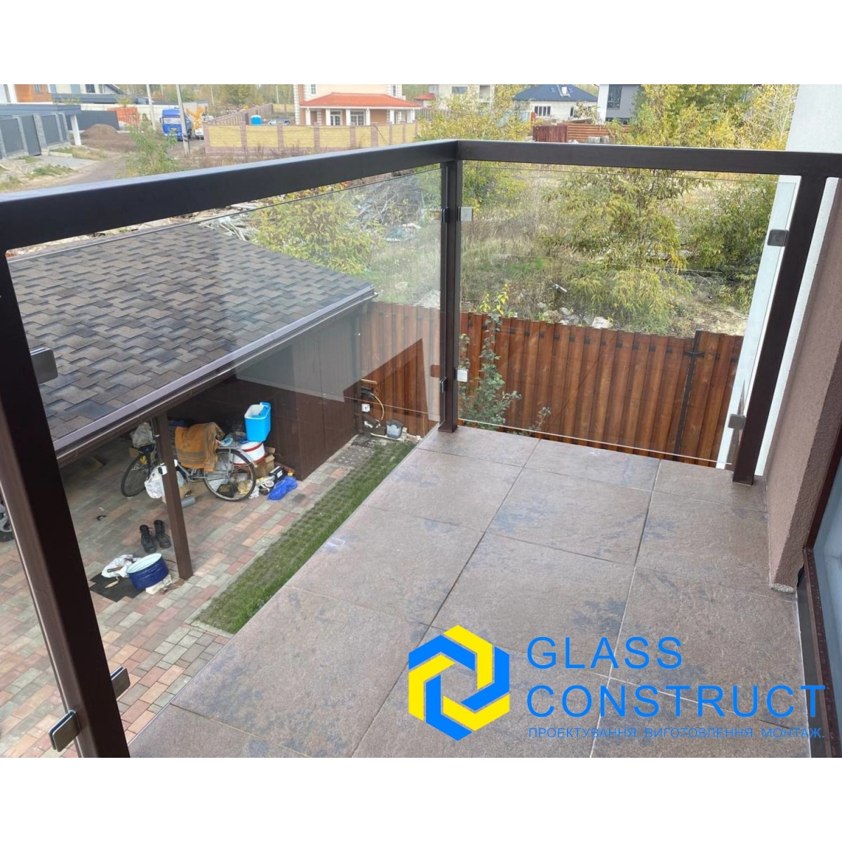 Лофт огорожі. Скляні поручні в чорному кольорі. Lоft скло огорожі.