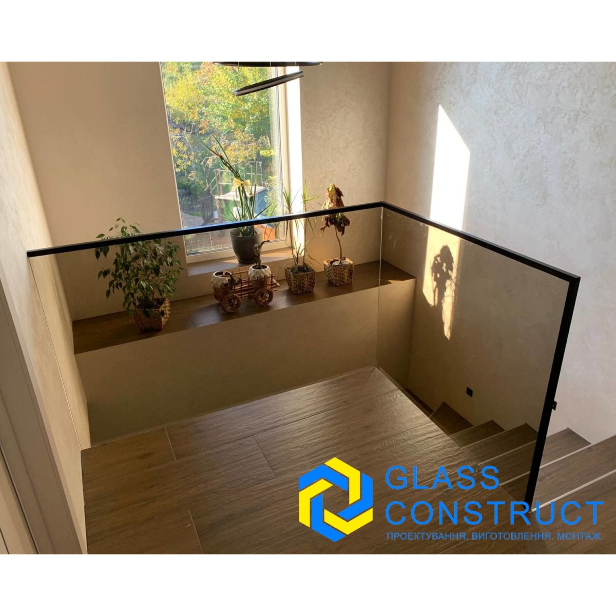 Лофт огорожі. Скляні поручні в чорному кольорі. Lоft скло огорожі.