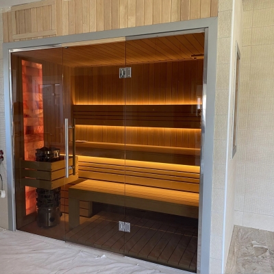 Osuna — скляні стіни в сауні