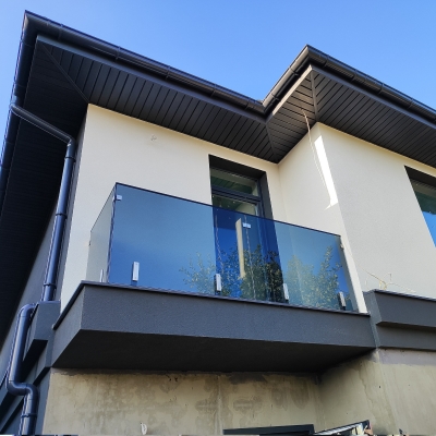 Alquézar — Огородження балкону приватного будинку, скло графіт