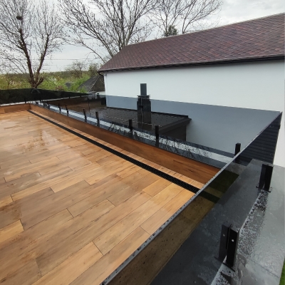 Скляне огородження балкона з графітового скла на чорних матових стійках — Matera