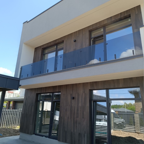 Перила для балкона з тонованого скла з чорними матовими стійками та поручнем — Cazorla