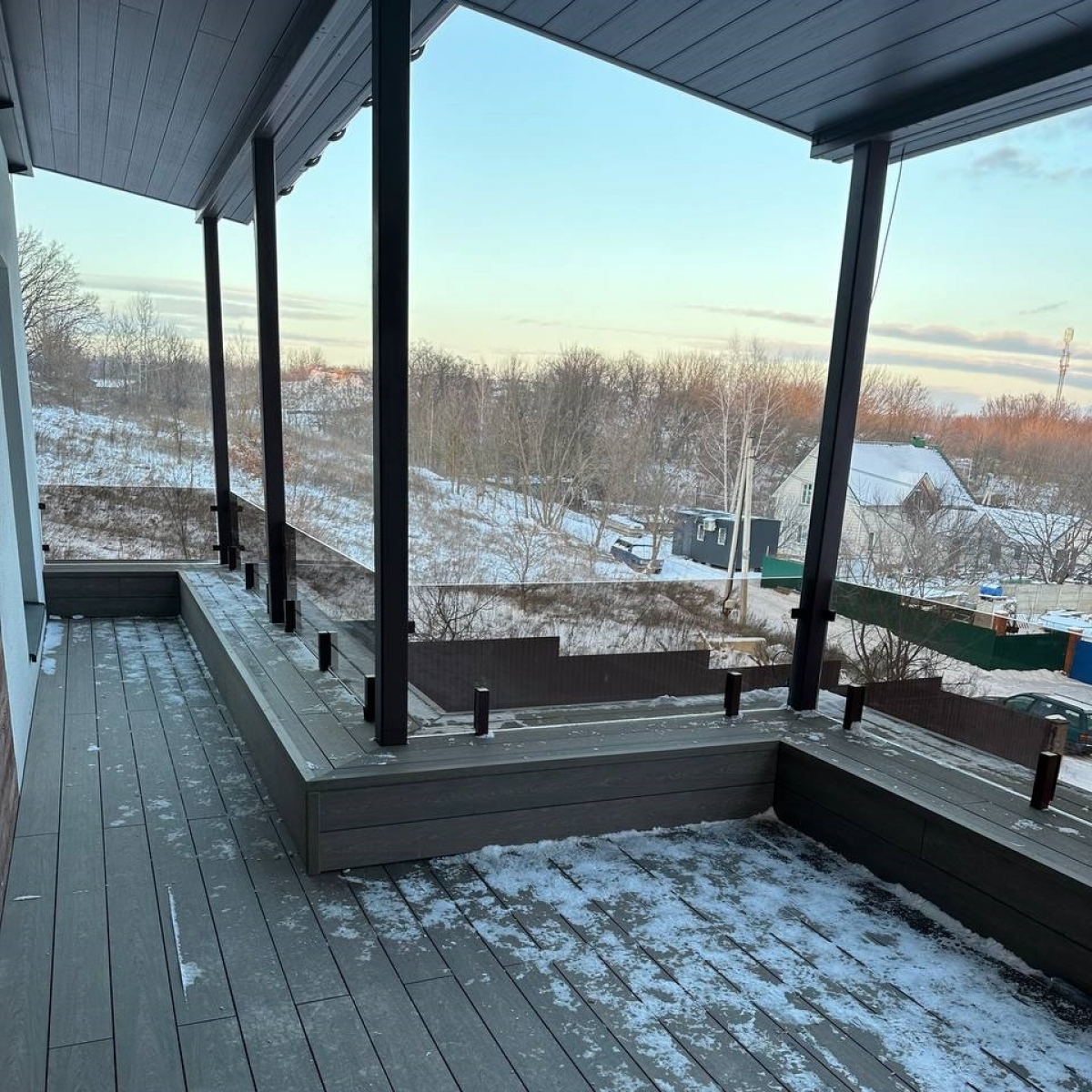 Скляне огородження балкона з бронзового скла у масі з пофарбованою фурнітурою RAL — Vasto