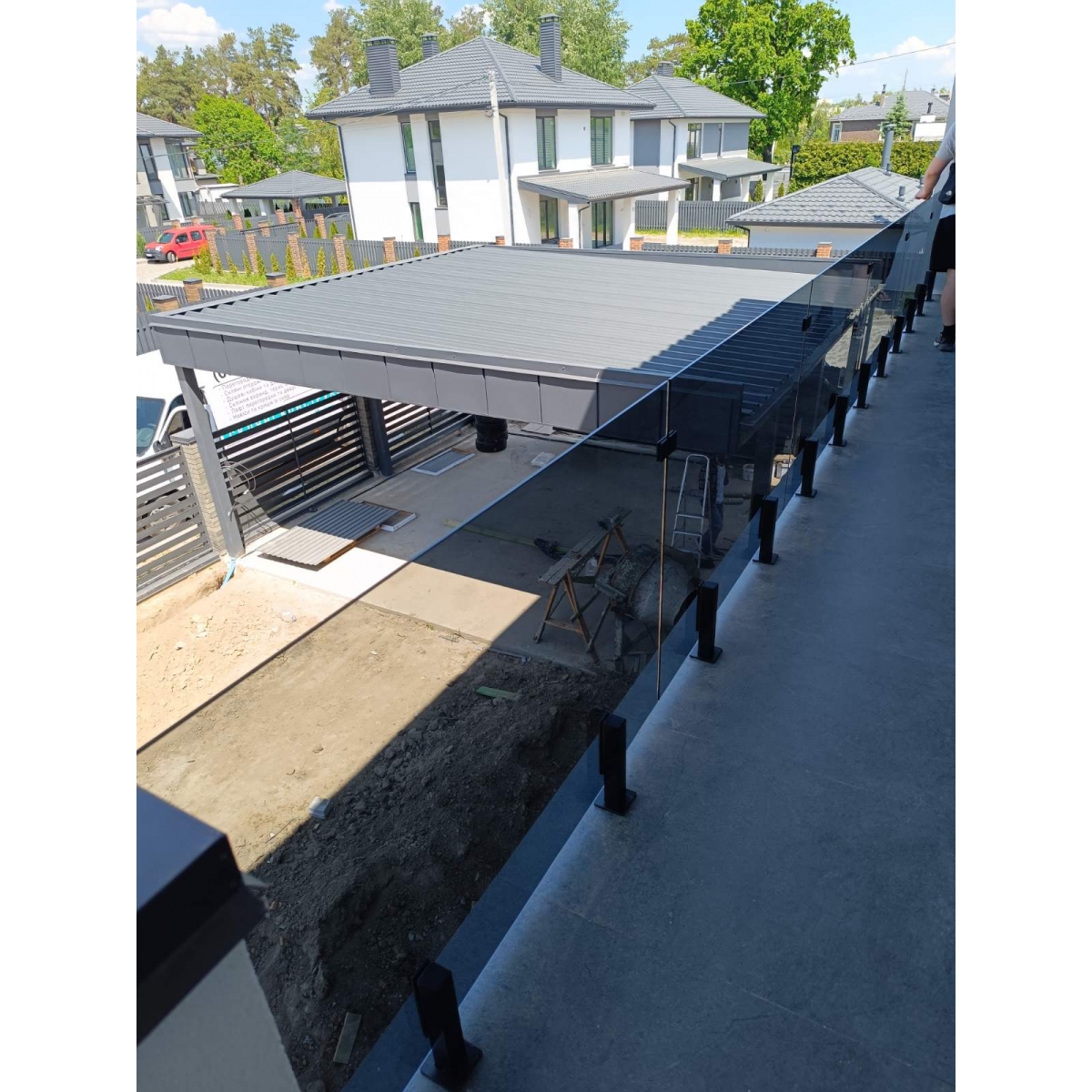 Перила для балкона з тонованого скла з чорними матовими стійками та поручнем — Cazorla