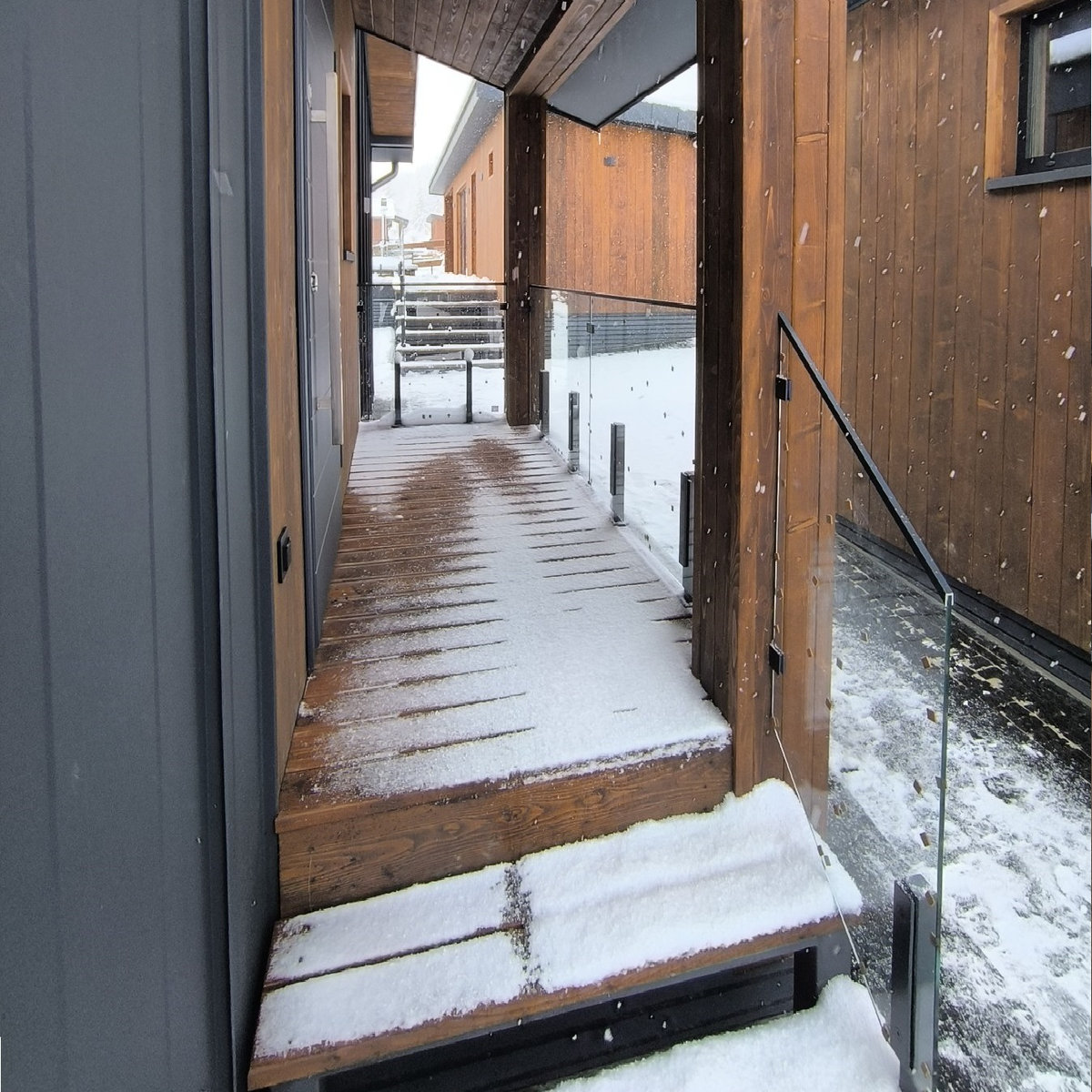 Loft Barrena — прозоре огородження балконного парапету на стійках із поручнем на склі