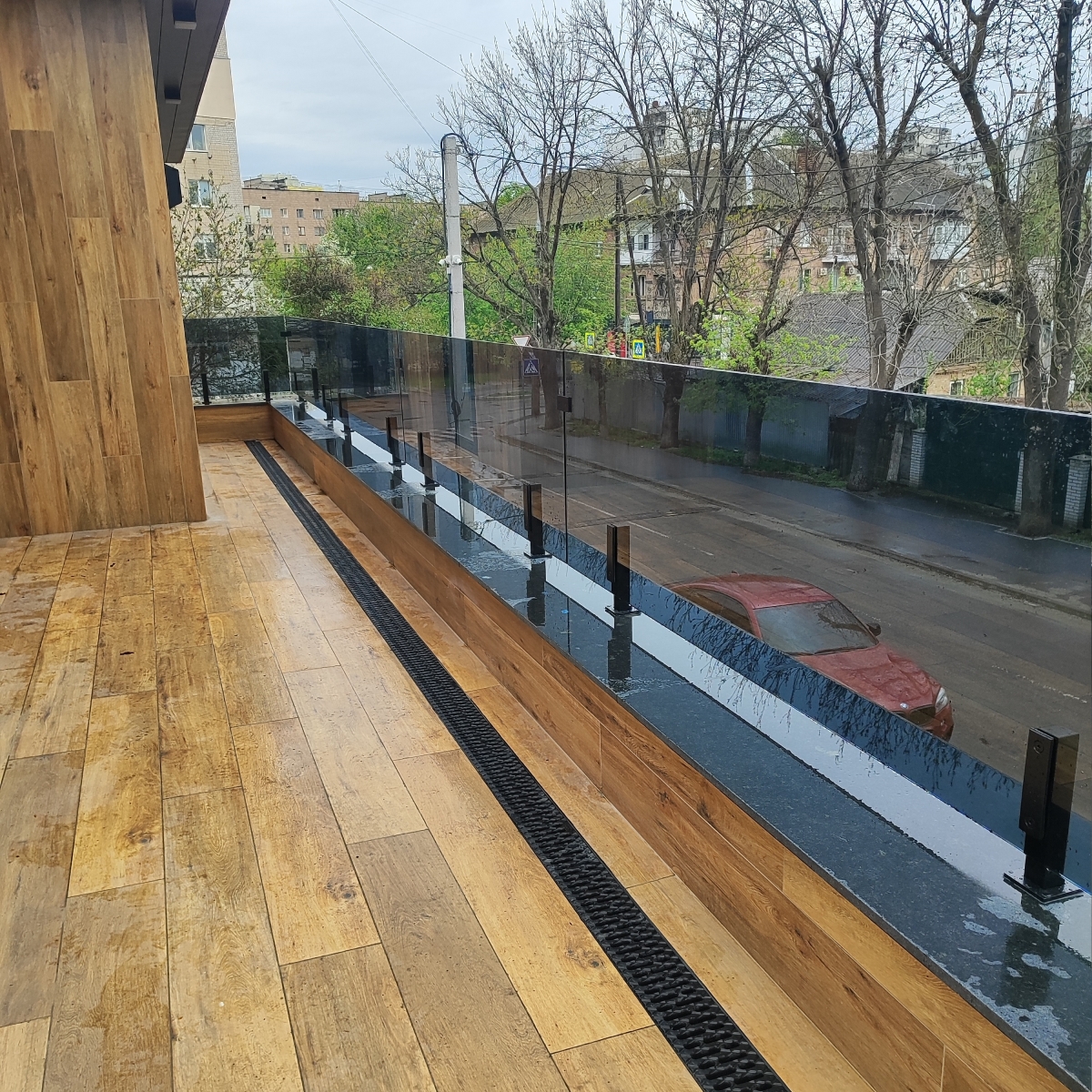 Скляне огородження балкона з графітового скла на чорних матових стійках — Matera