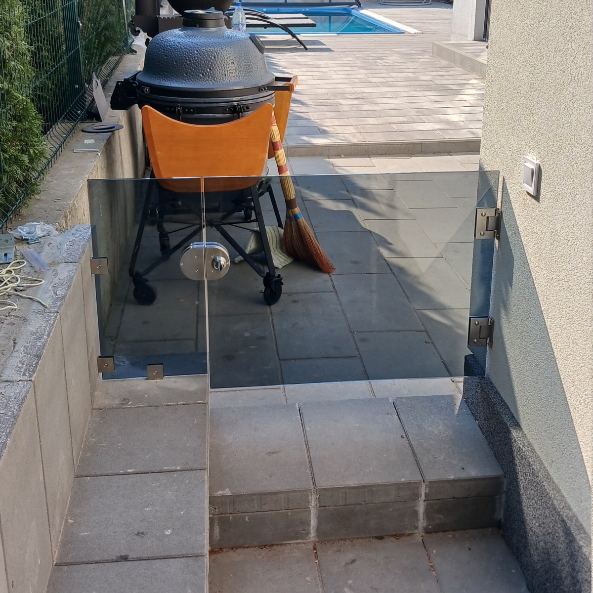 Розпашне скляне огородження з дверима з графітового скла — Frías