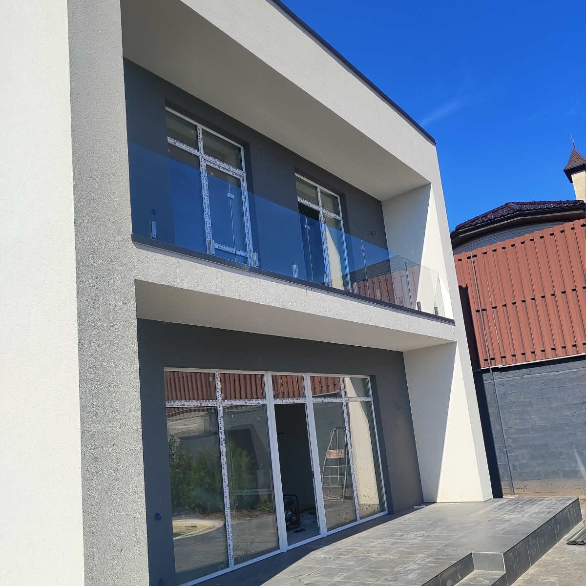 Пряме скляне огородження балкона з прозорого скла на стійках 250 мм з нержавійки — Oristano