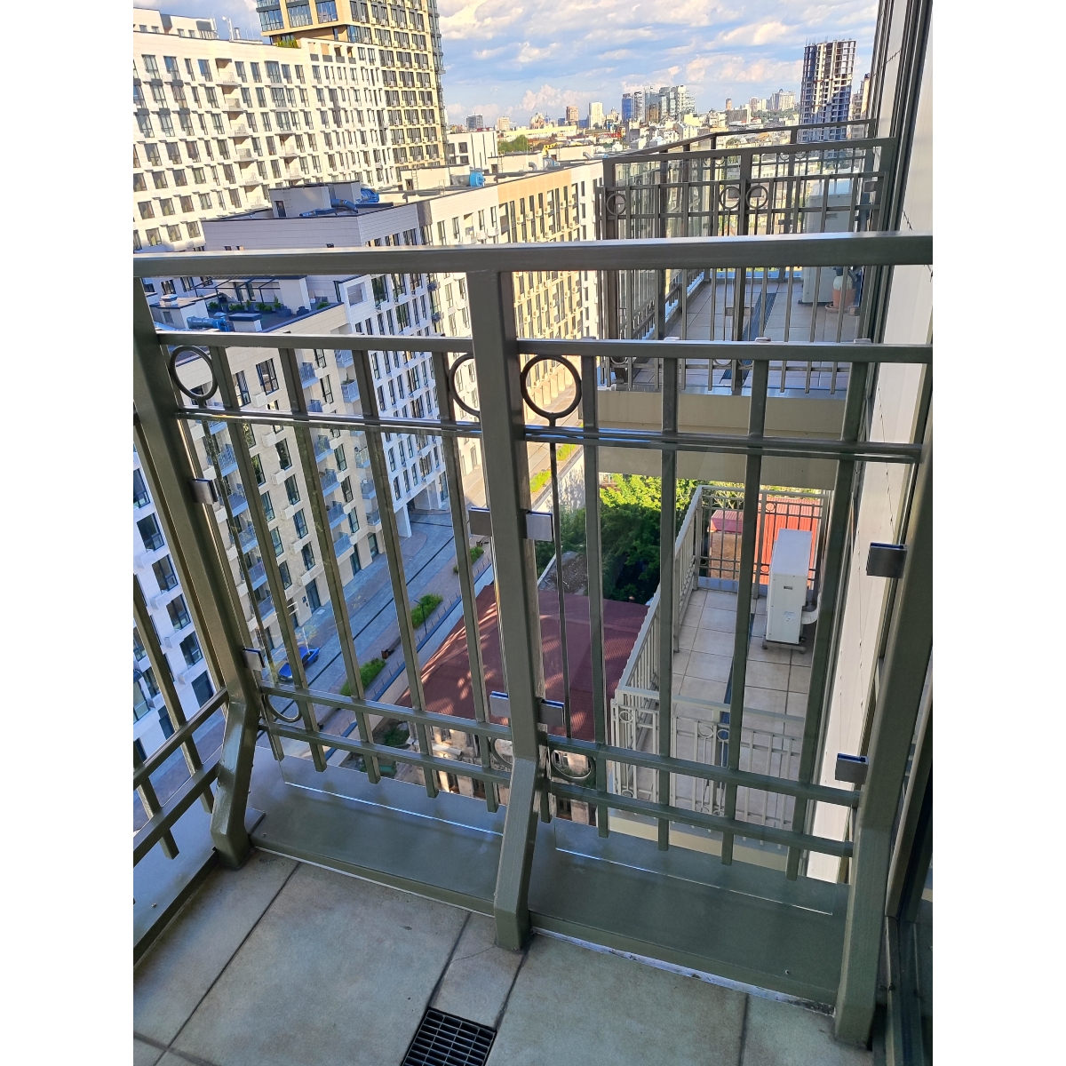 Огородження балкона з прозорого скла на металевому каркасі — Orvieto